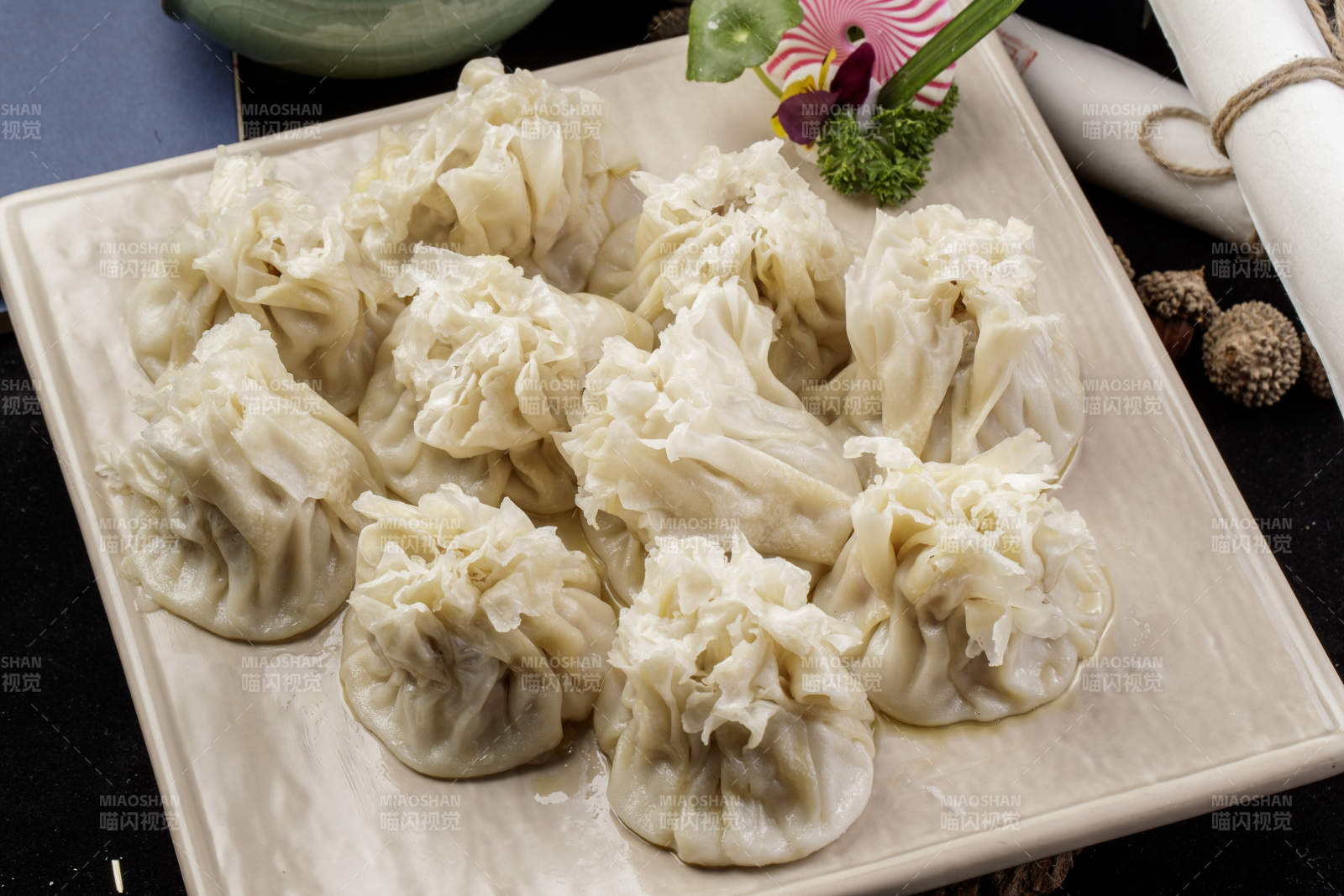 米色瓷盘装的美味烧麦摆放在黑色背景上