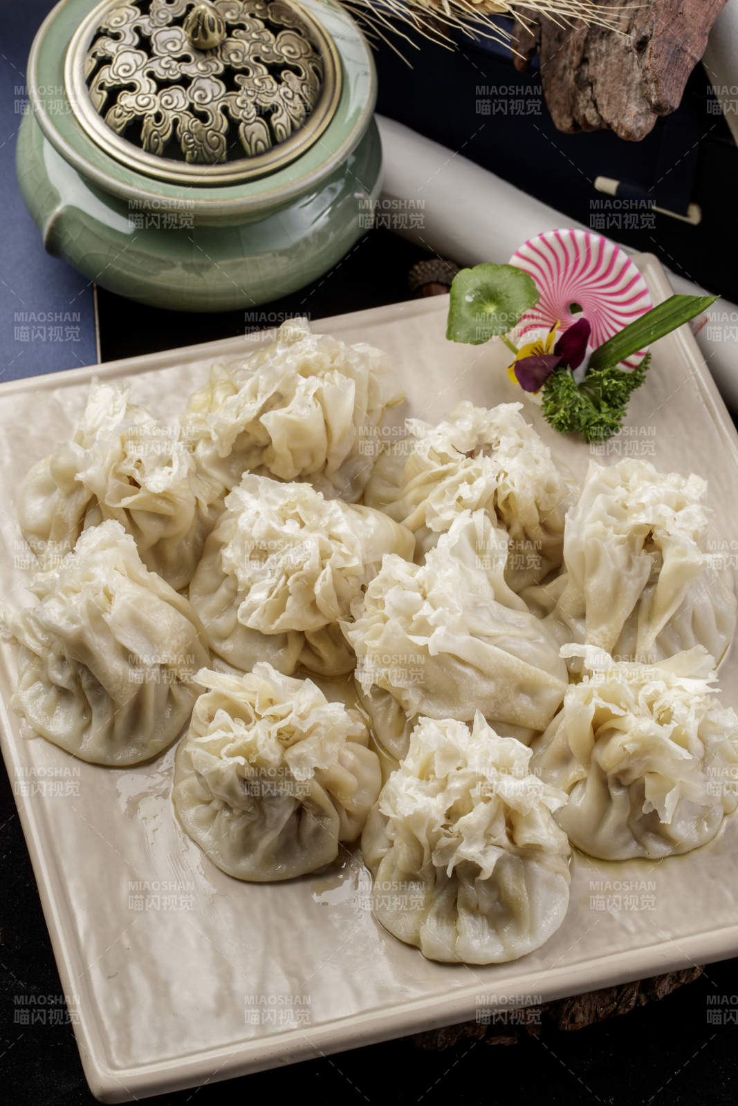 米色瓷盘装的美味烧麦摆放在黑色背景上