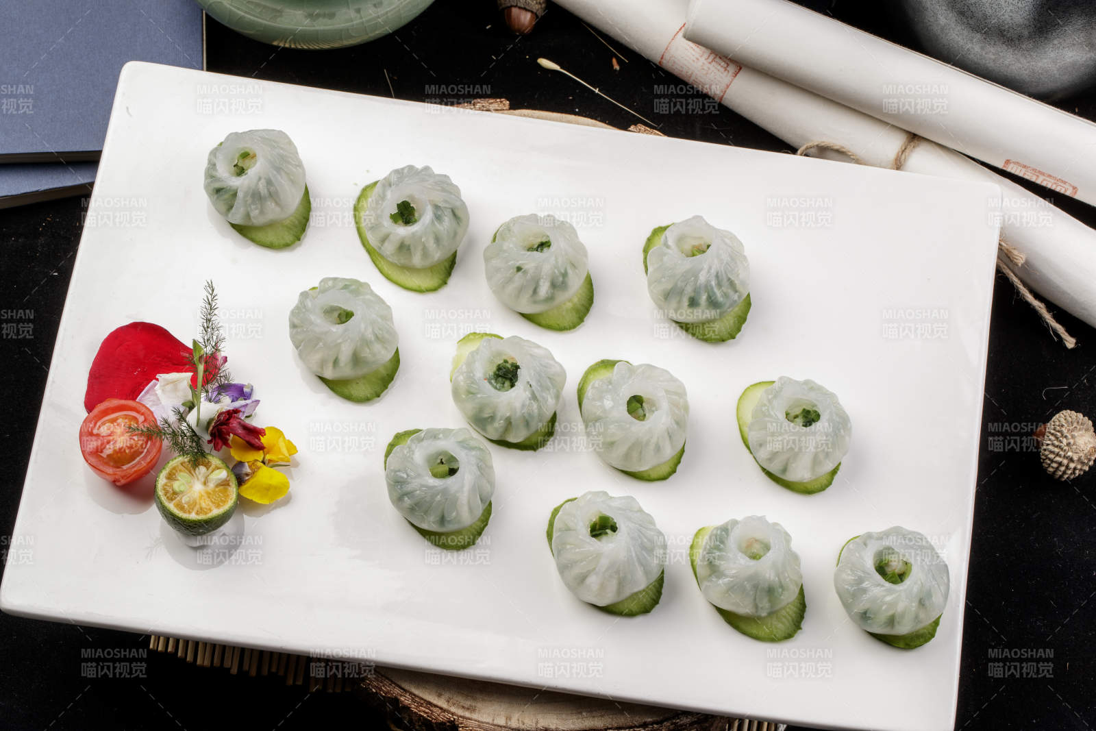 水晶素馅汤包摆放在樟木砧板上