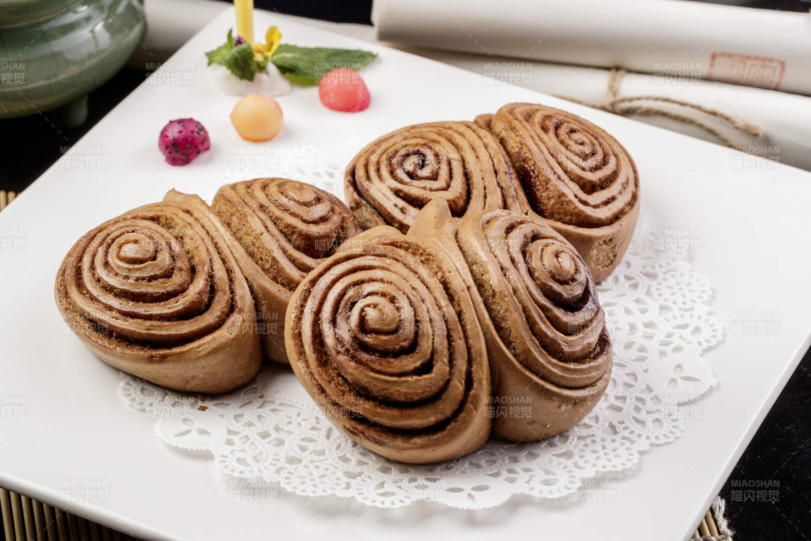 白色瓷盤裝的黑豆面肉龍卷