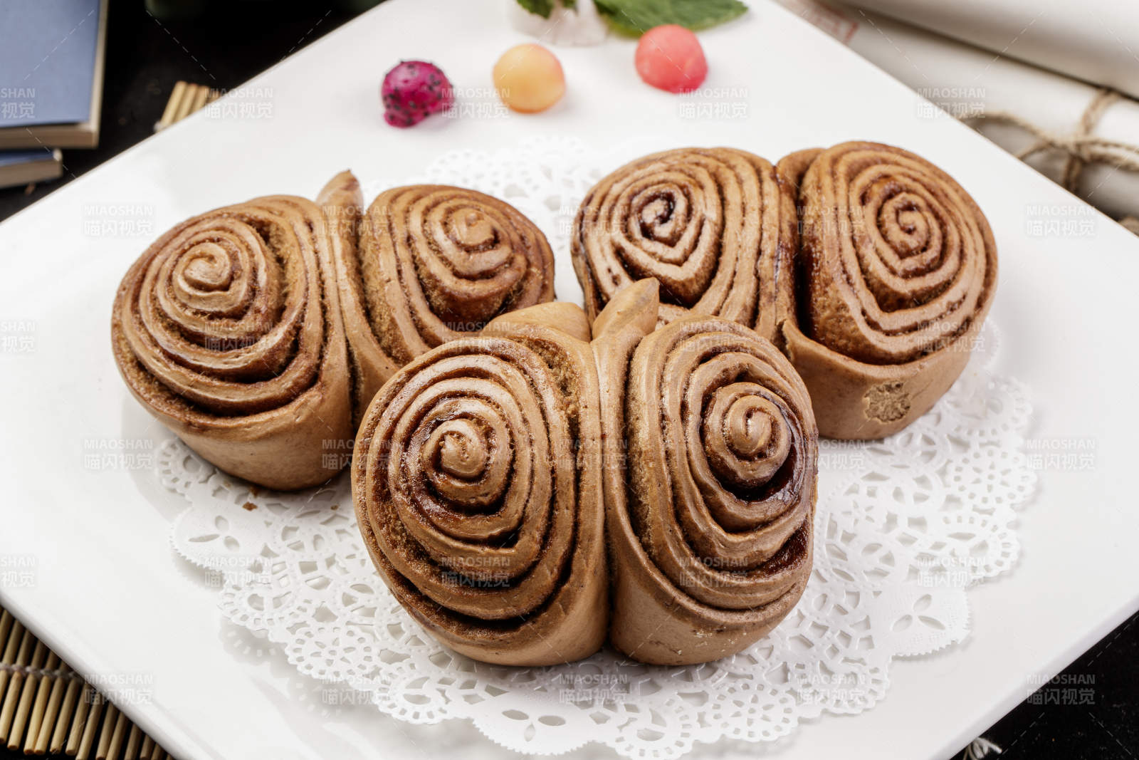 白色瓷盤裝的黑豆面肉龍卷