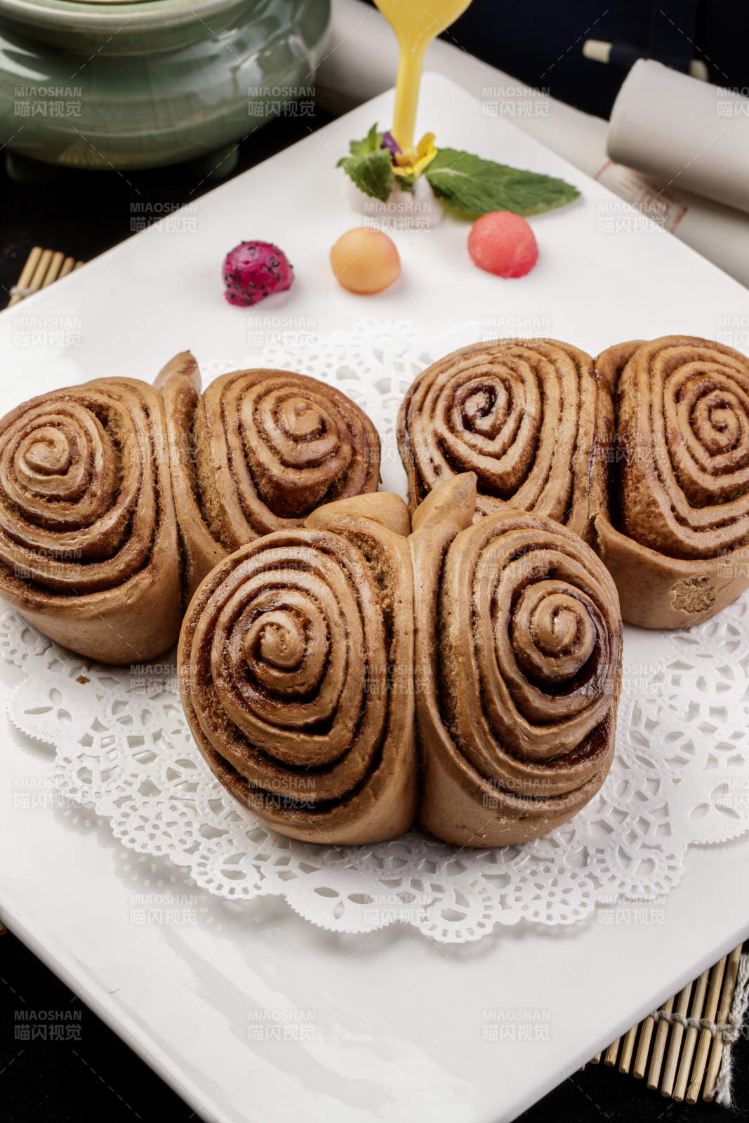 白色瓷盤裝的黑豆面肉龍卷