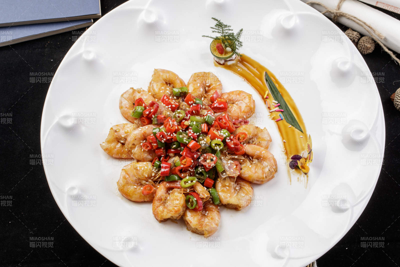 米椒开背芙蓉虾摆放在黑色背景上图片