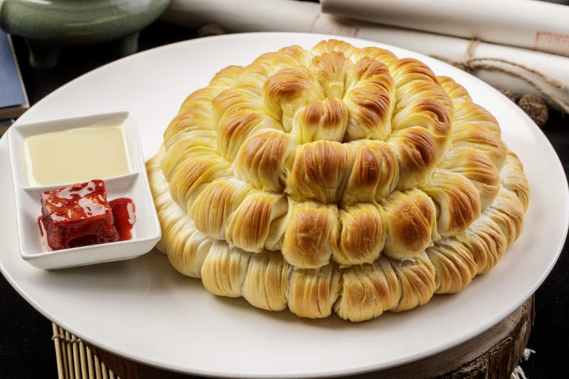 白色瓷盤裝的花開富貴大花卷