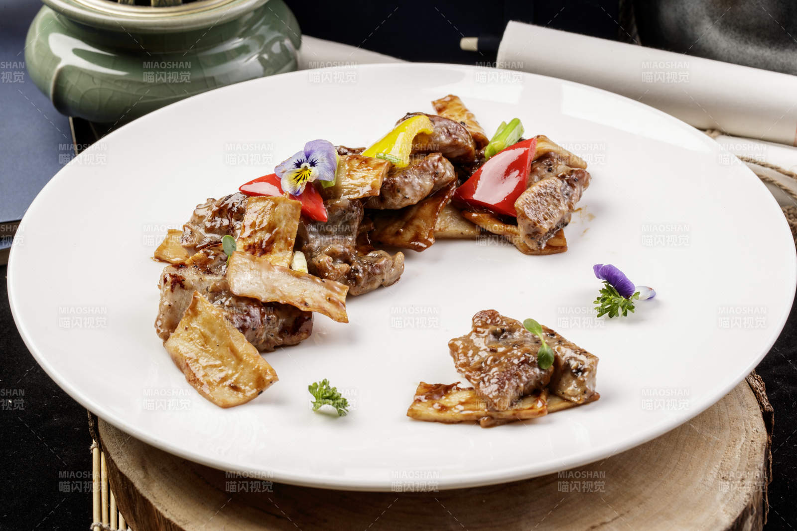 杏鲍菇牛仔骨摆放在樟木砧板上-摄影图