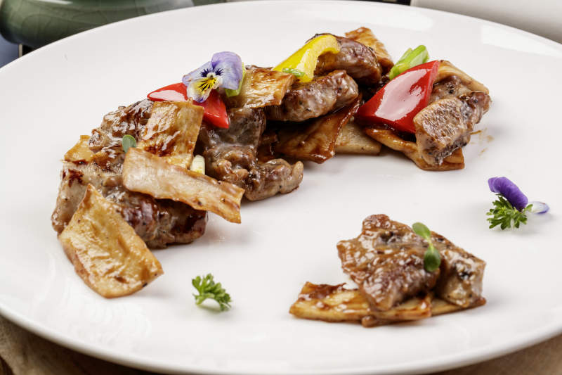 杏鲍菇牛仔骨摆放在樟木砧板上-摄影图