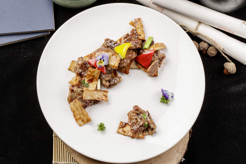 杏鲍菇牛仔骨摆放在樟木砧板上-摄影图