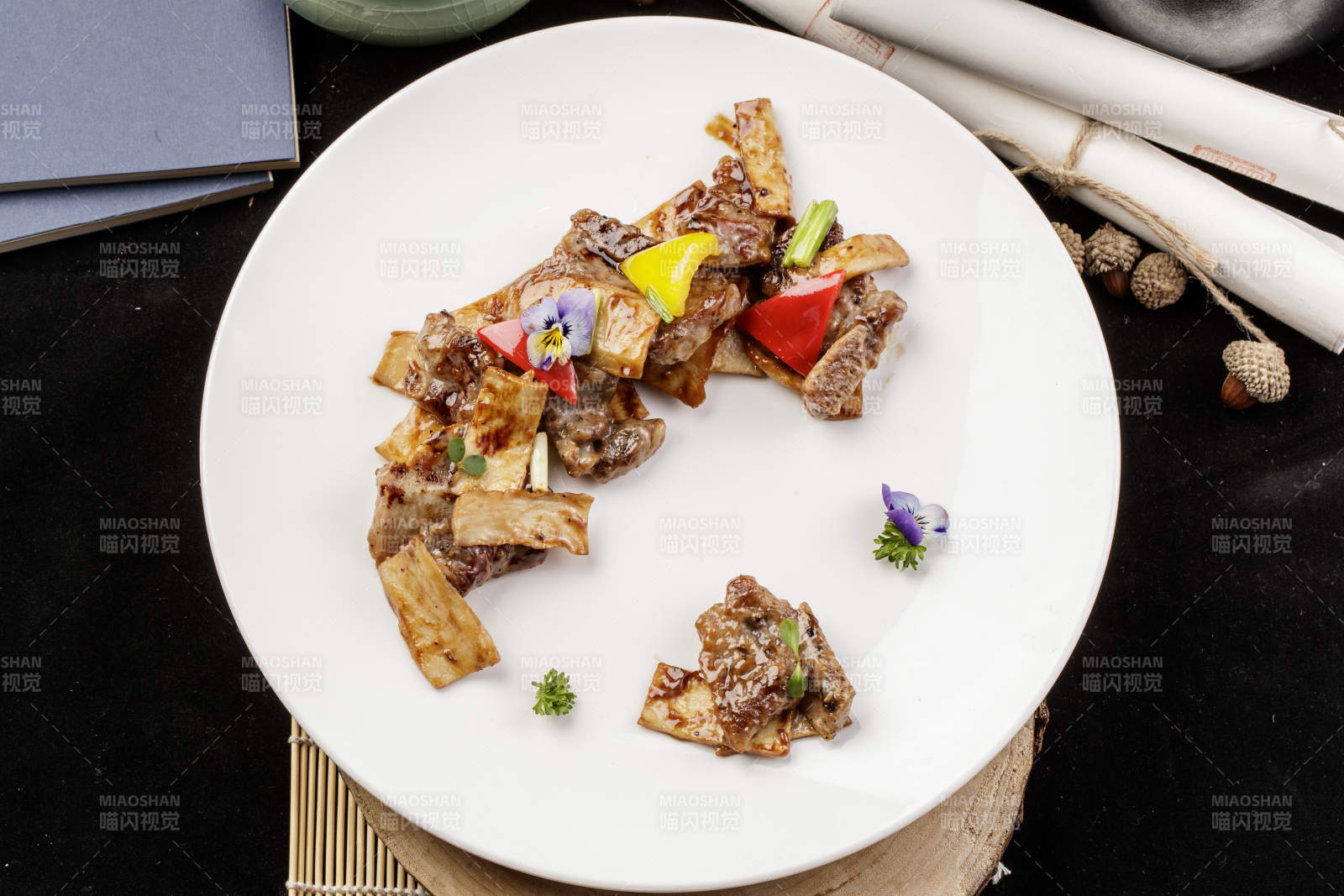 杏鲍菇牛仔骨摆放在樟木砧板上-摄影图