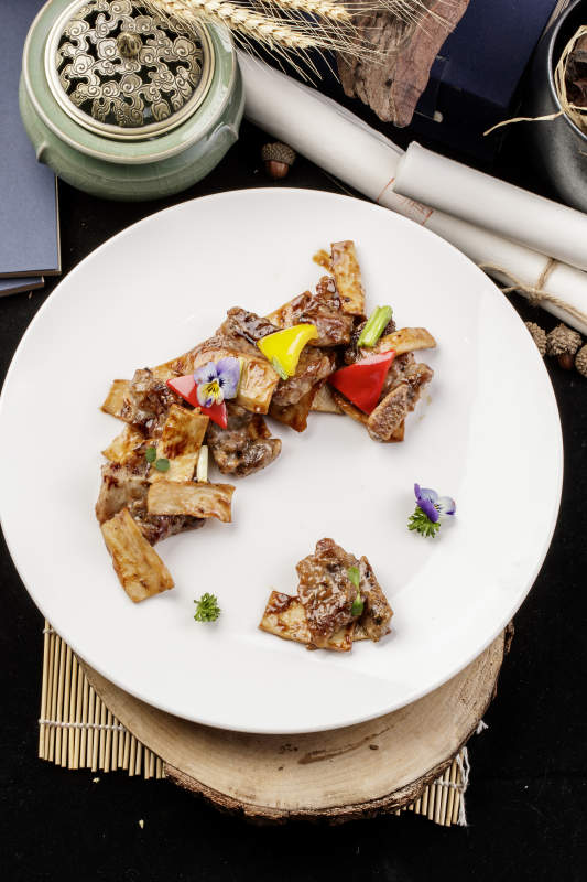 杏鲍菇牛仔骨摆放在樟木砧板上-摄影图