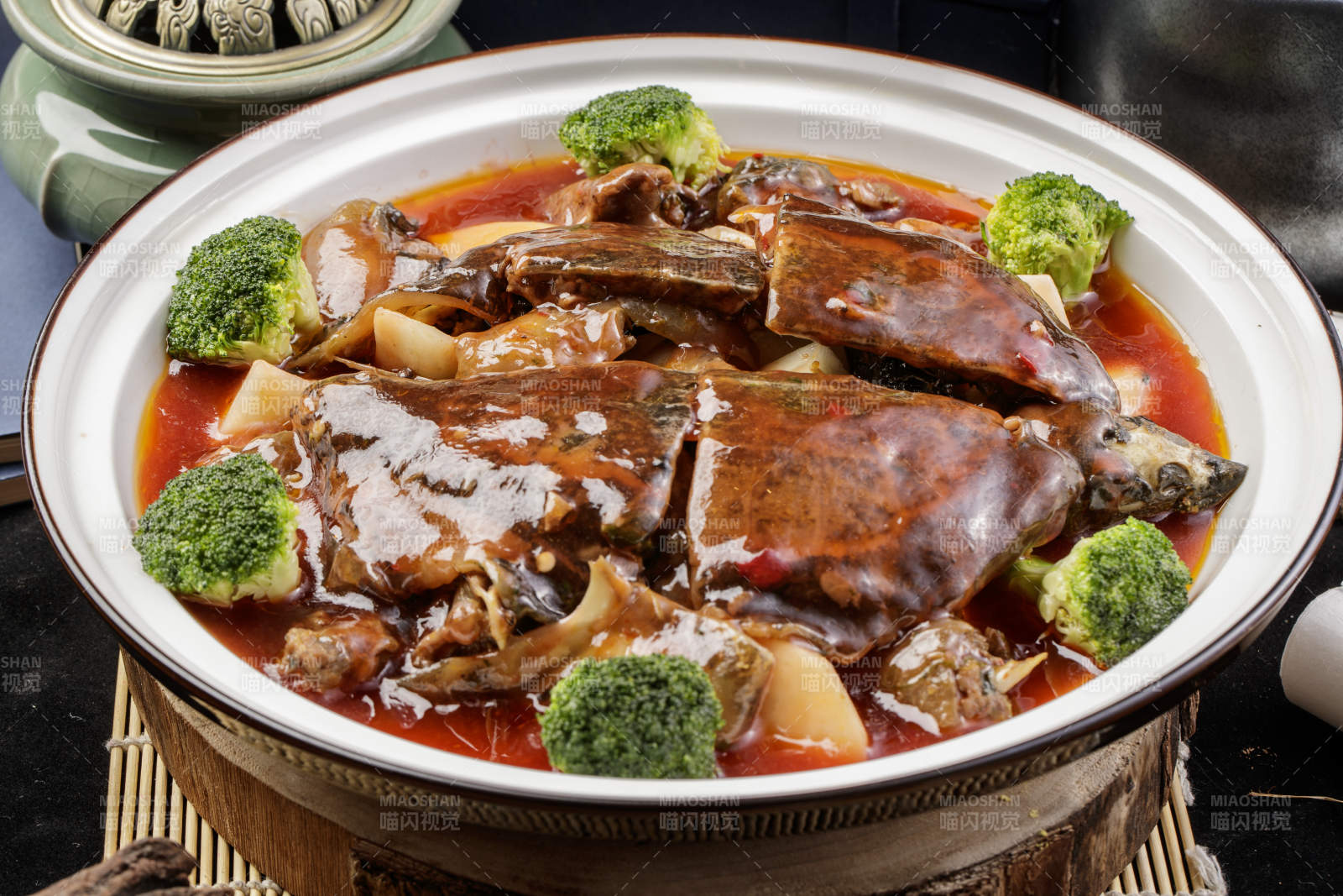 白瓷大圓盤裝的濃湯燉甲魚擺放在壽司簾上