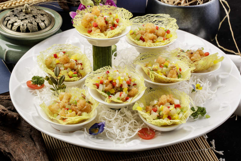 蒜香金盏牛仔粒摆放在樟木砧板上-摄影图