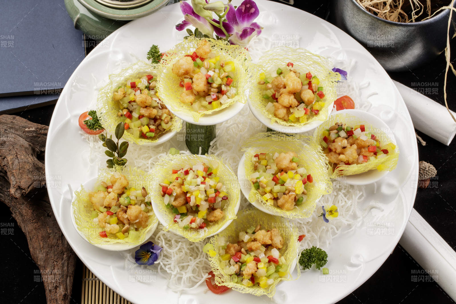 蒜香金盏牛仔粒摆放在樟木砧板上-摄影图