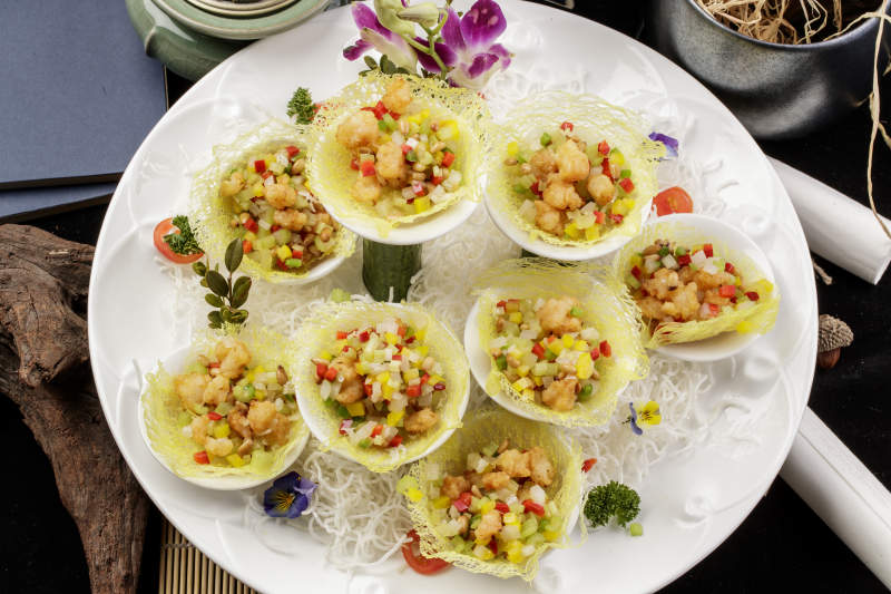 蒜香金盏牛仔粒摆放在樟木砧板上-摄影图