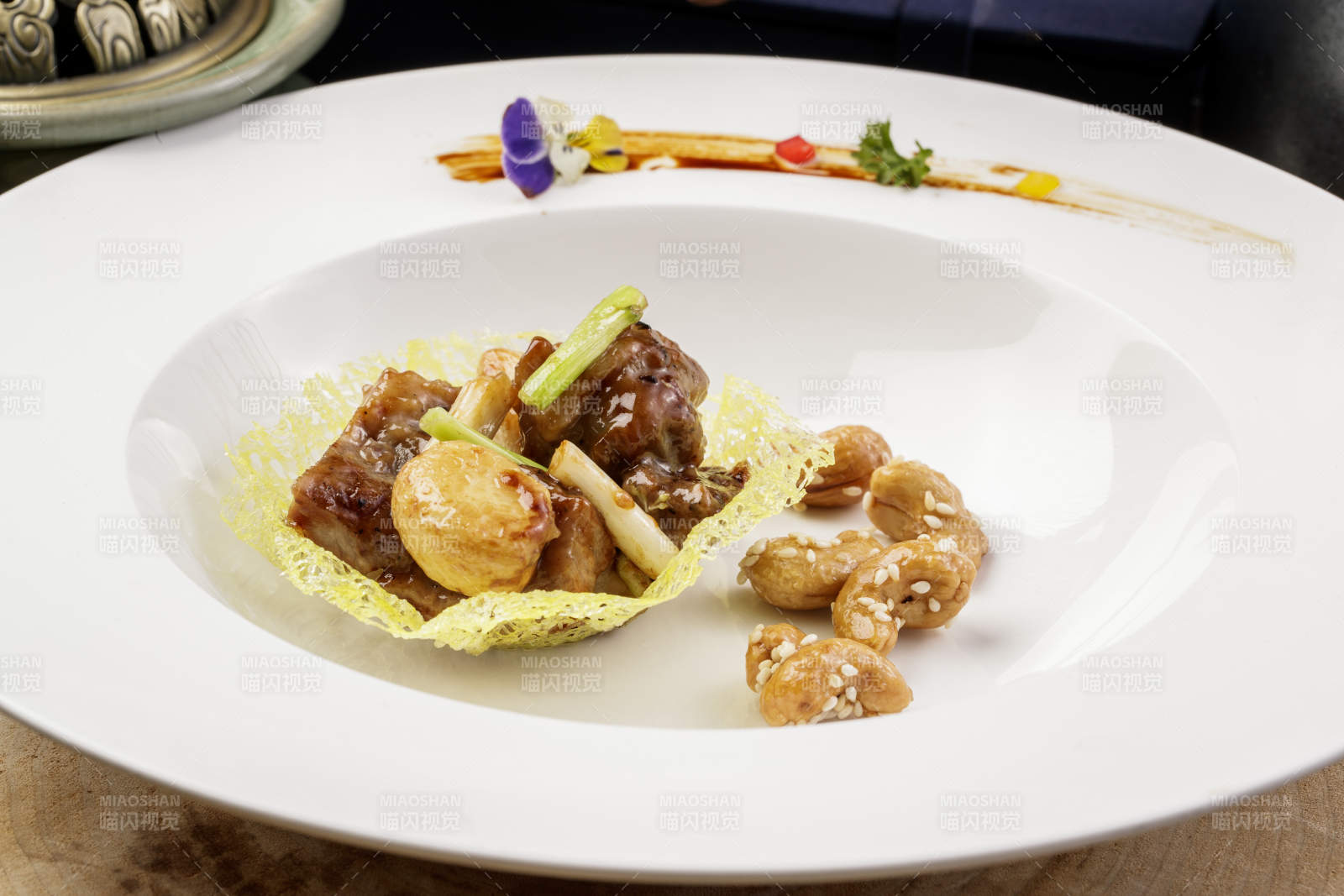 蒜香金盏牛仔粒摆放在樟木砧板上-摄影图