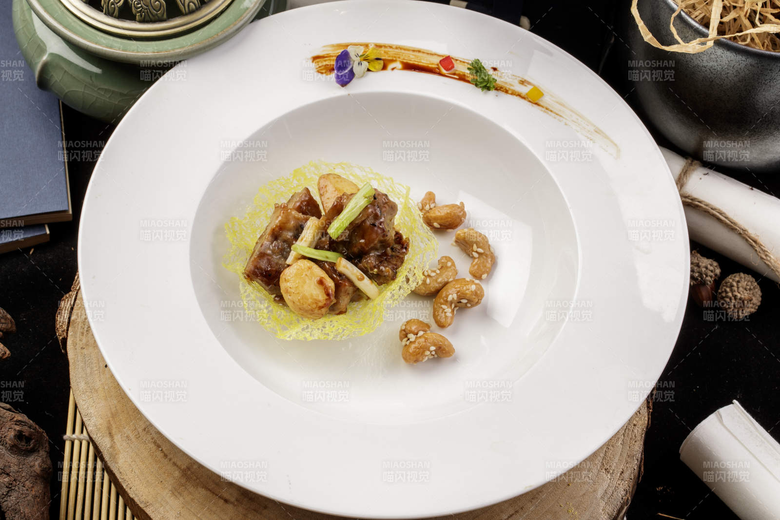 蒜香金盏牛仔粒摆放在樟木砧板上-摄影图