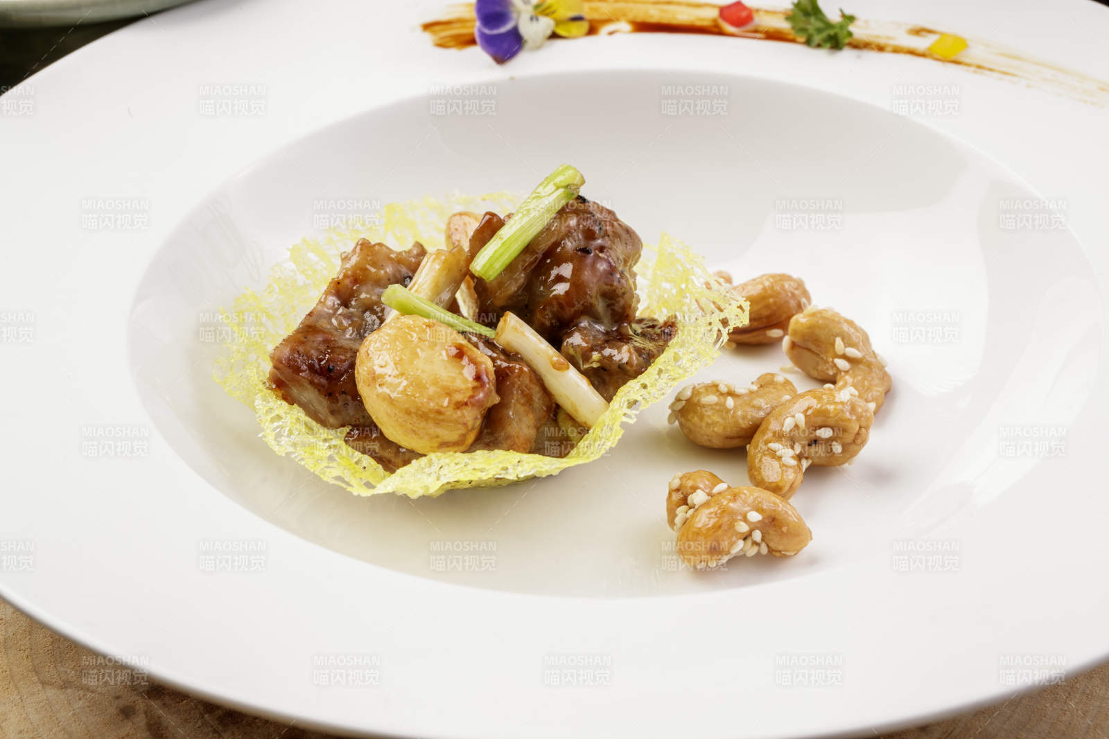 蒜香金盏牛仔粒摆放在樟木砧板上-摄影图