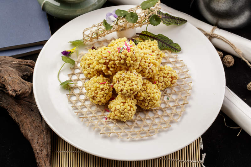 白色瓷盘装的油炸燕麦香芋丸