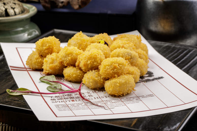 黑色石盘装的油炸苏式小汤圆