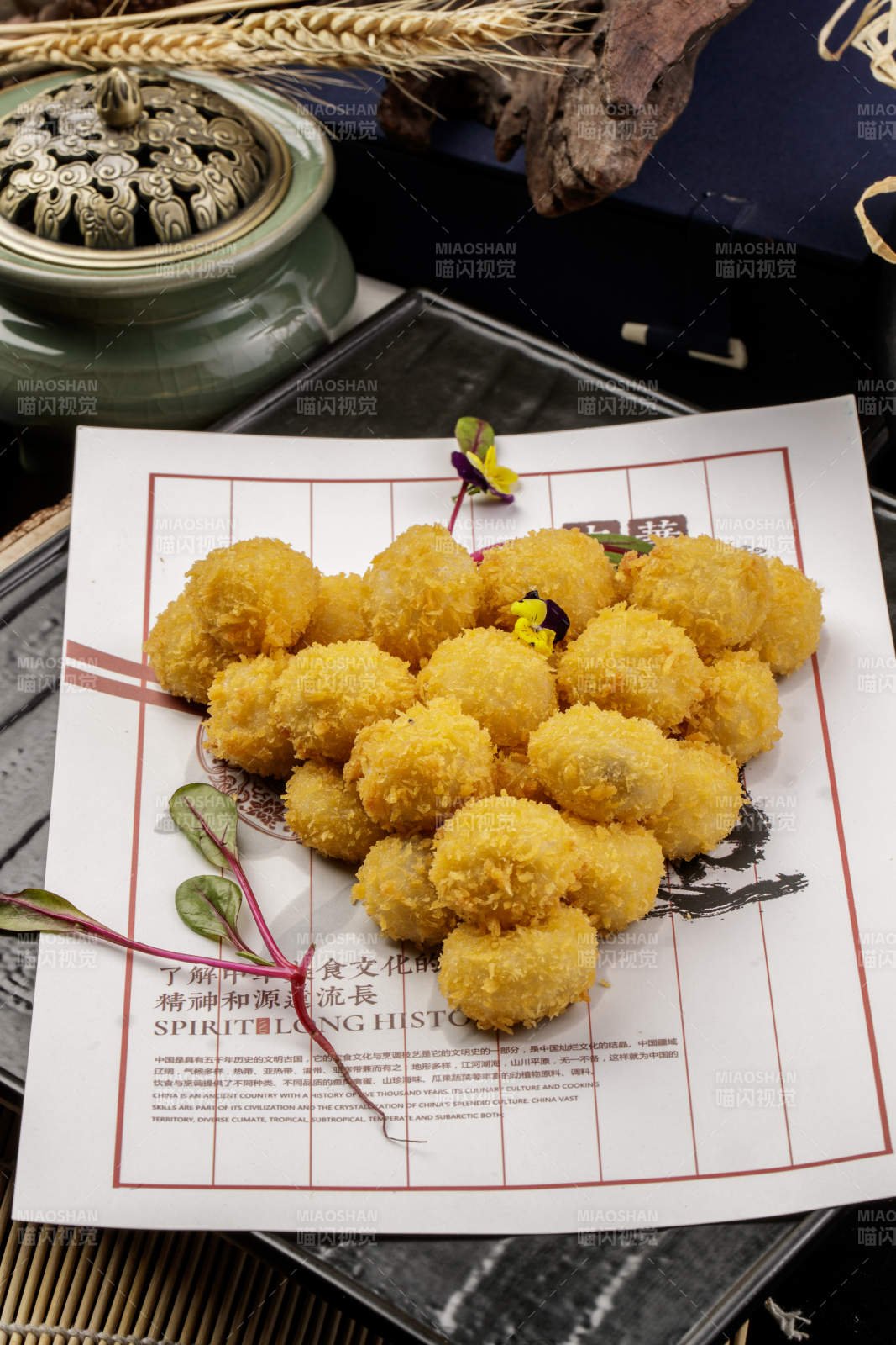 黑色石盘装的油炸苏式小汤圆