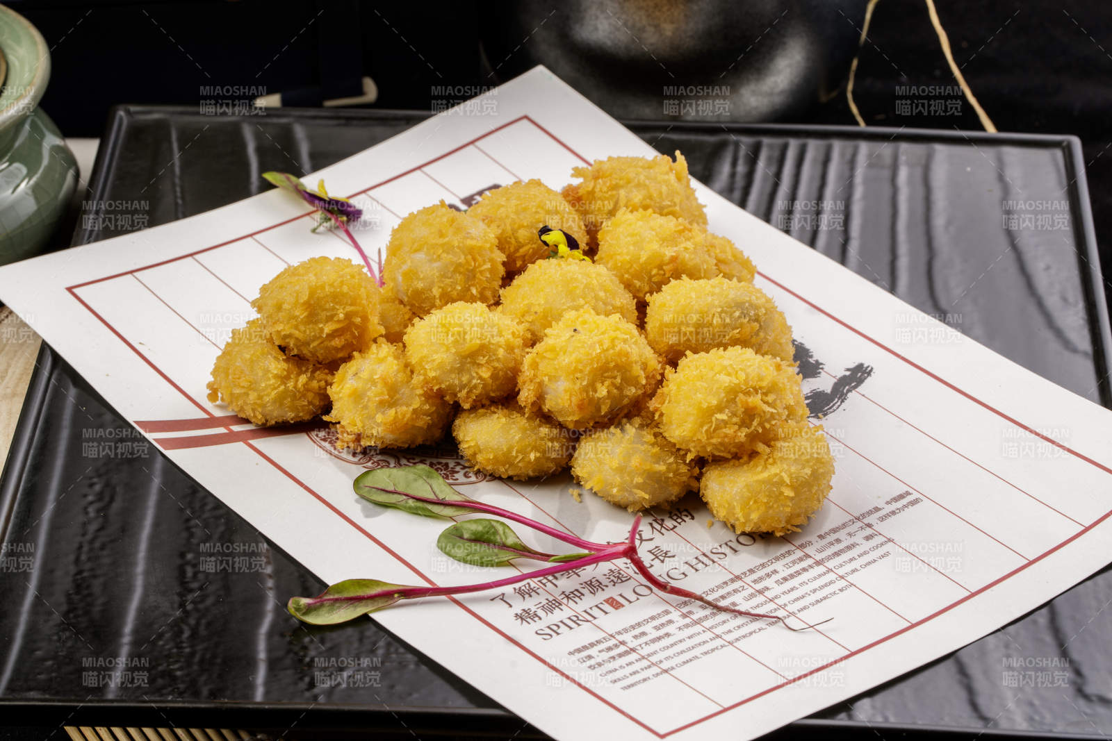 黑色石盘装的油炸苏式小汤圆