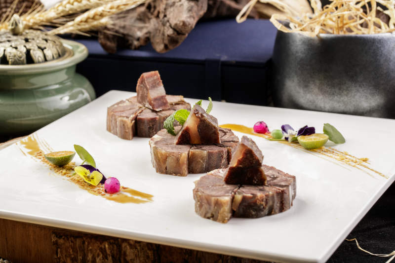 白色瓷盤裝的醬香牛筋肉