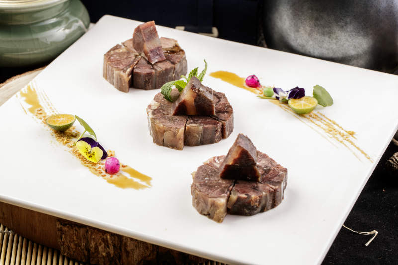 白色瓷盤裝的醬香牛筋肉