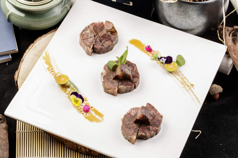 白色瓷盤裝的醬香牛筋肉