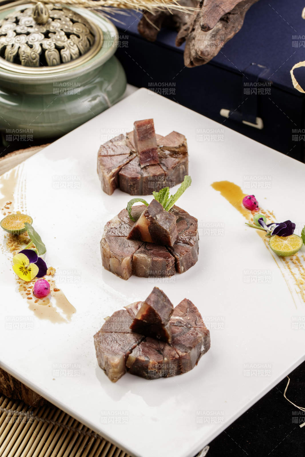 白色瓷盤裝的醬香牛筋肉