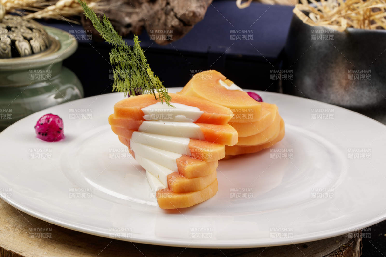 白色圆瓷盘装的木瓜蛋白摆放在樟木砧板上