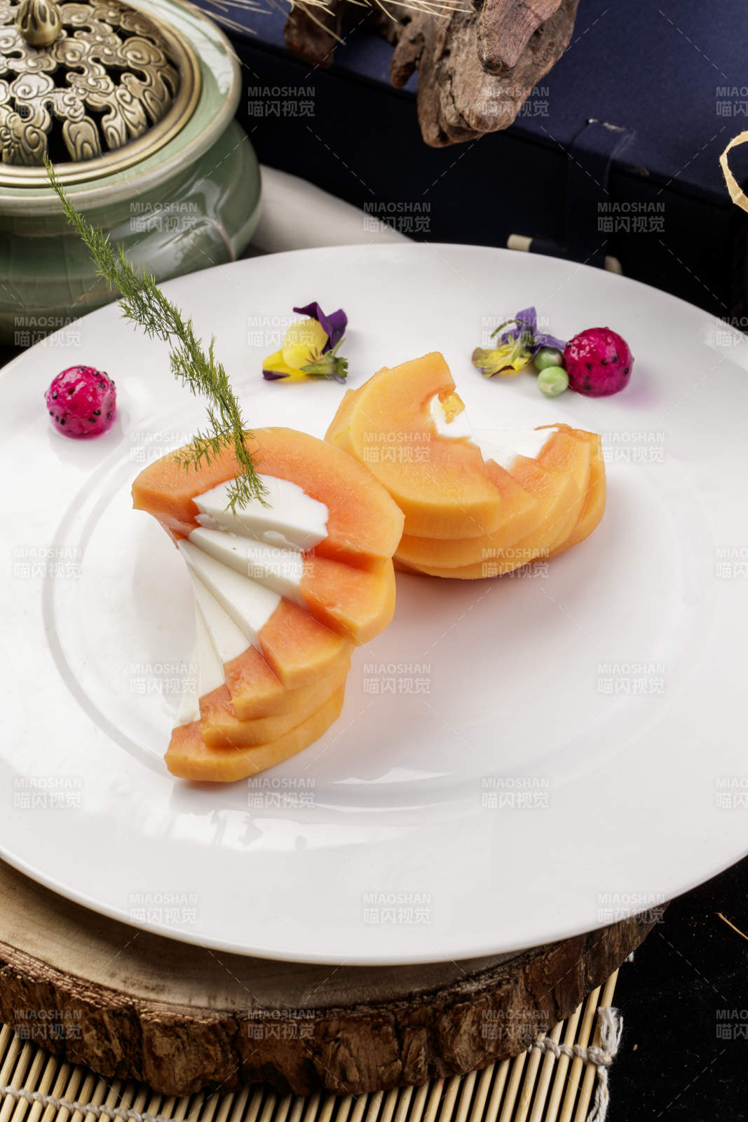 白色圆瓷盘装的木瓜蛋白摆放在樟木砧板上