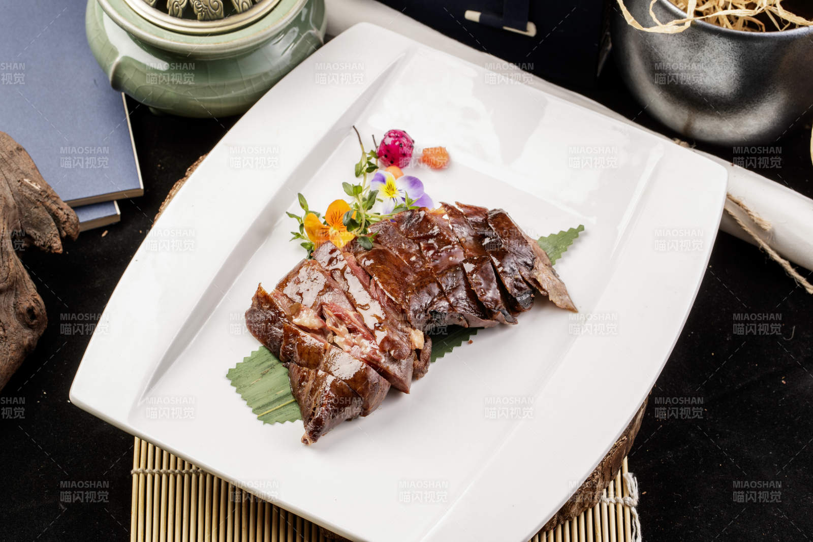 白瓷盘装的苏州酱鸭摆放在寿司帘上