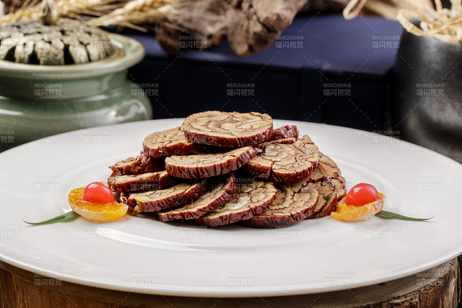 白色圓盤裝的紅棗核桃片擺放在壽司簾上