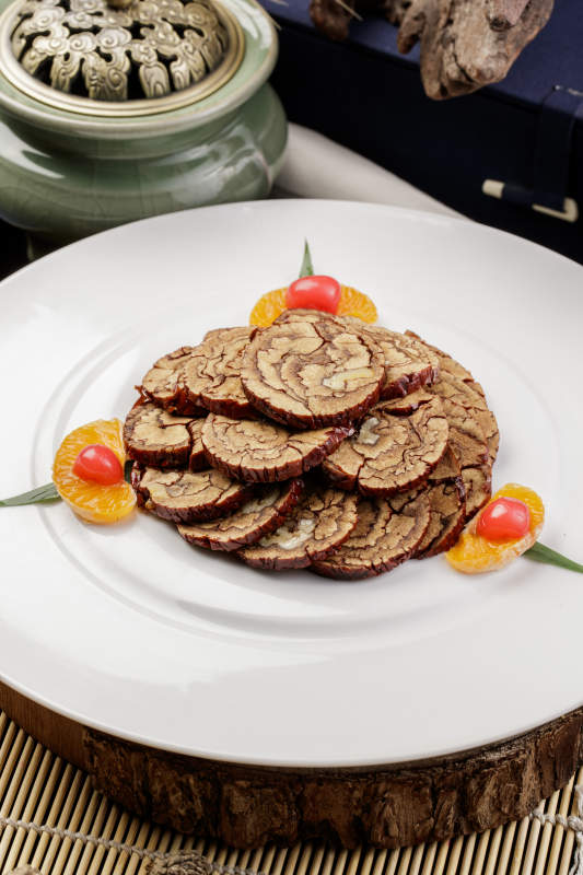 白色圓盤裝的紅棗核桃片擺放在壽司簾上