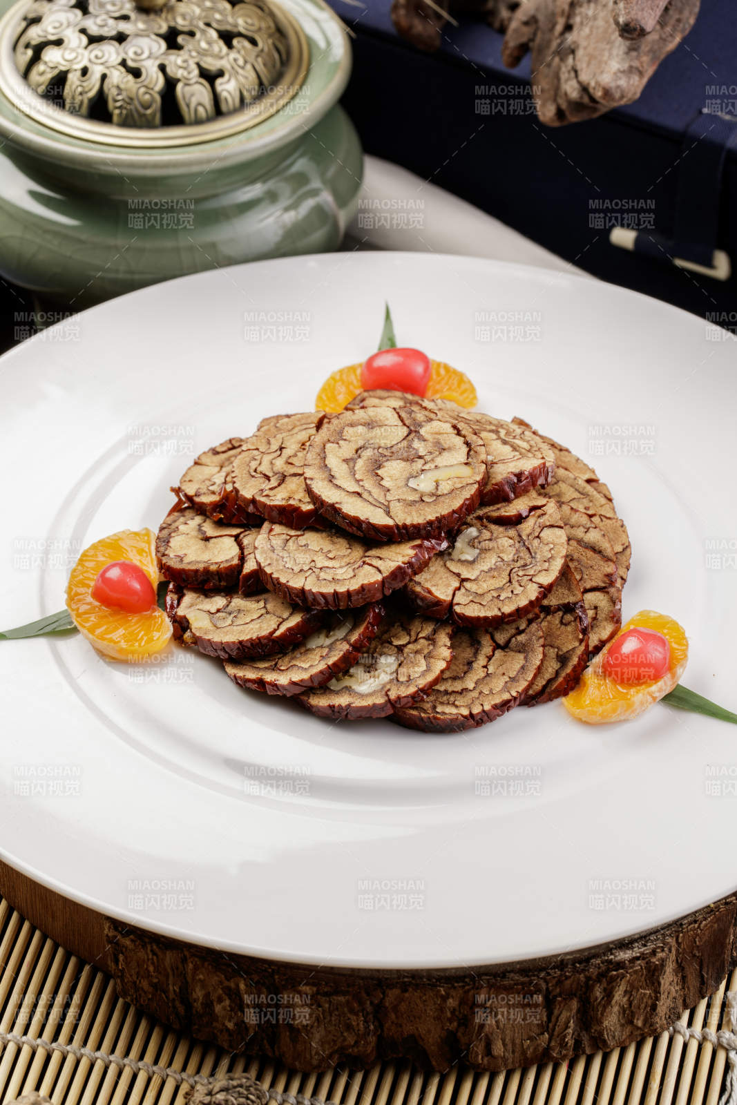 白色圓盤裝的紅棗核桃片擺放在壽司簾上