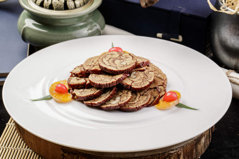 白色圓盤裝的紅棗核桃片擺放在壽司簾上