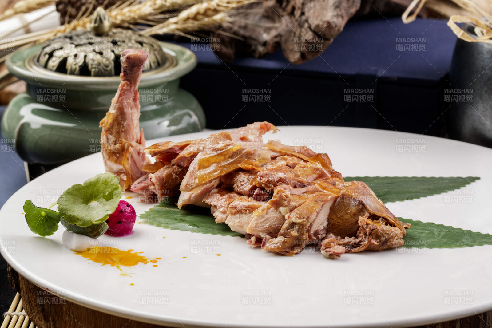 白色圆瓷盘装的风味手撕鸡摆放在樟木砧板上图片