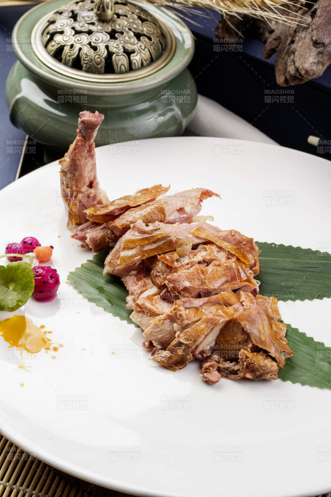 白色圆瓷盘装的风味手撕鸡摆放在樟木砧板上-摄影图