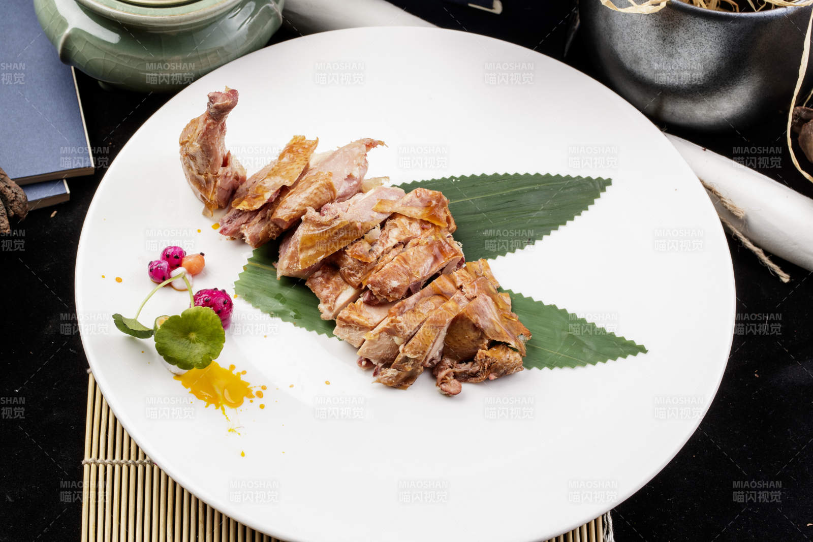 白色圆瓷盘装的风味手撕鸡摆放在樟木砧板上-摄影图