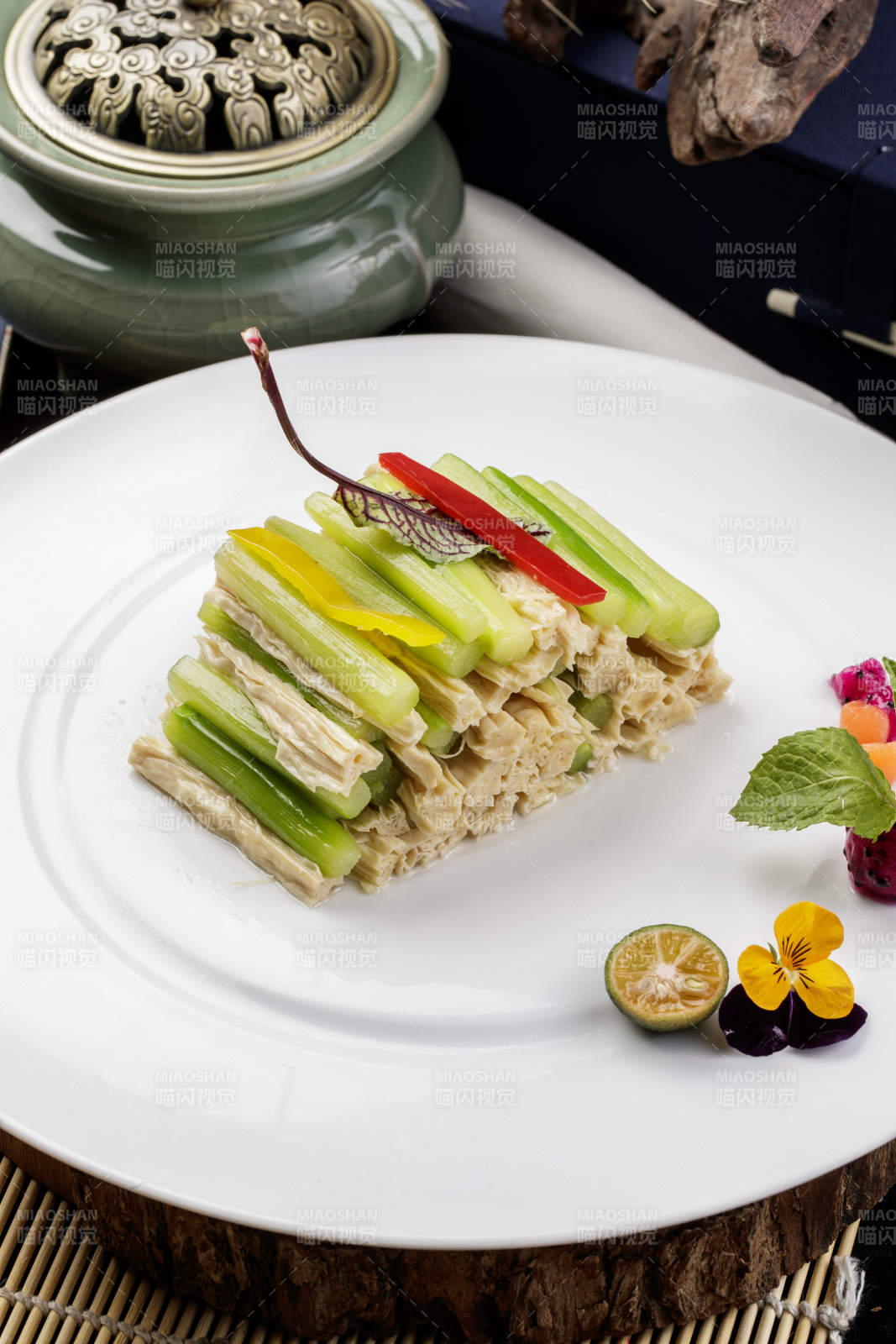 圆形白色瓷盘装的乳瓜腐竹摆放在樟木砧板上-摄影图