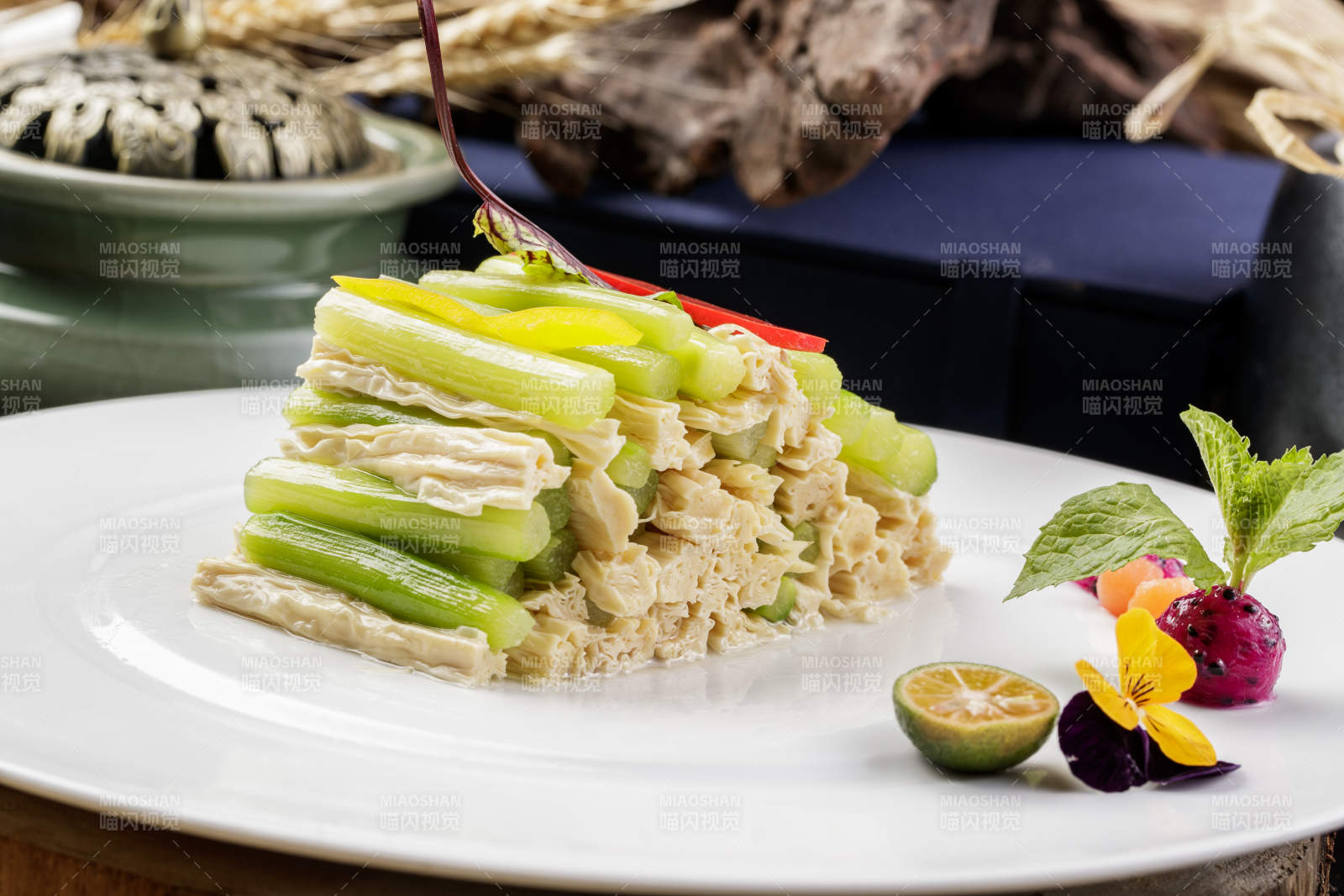 圆形白色瓷盘装的乳瓜腐竹摆放在樟木砧板上-摄影图