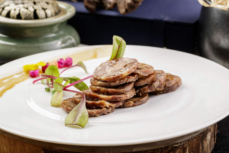 白色瓷盤裝的五香牛腱切片