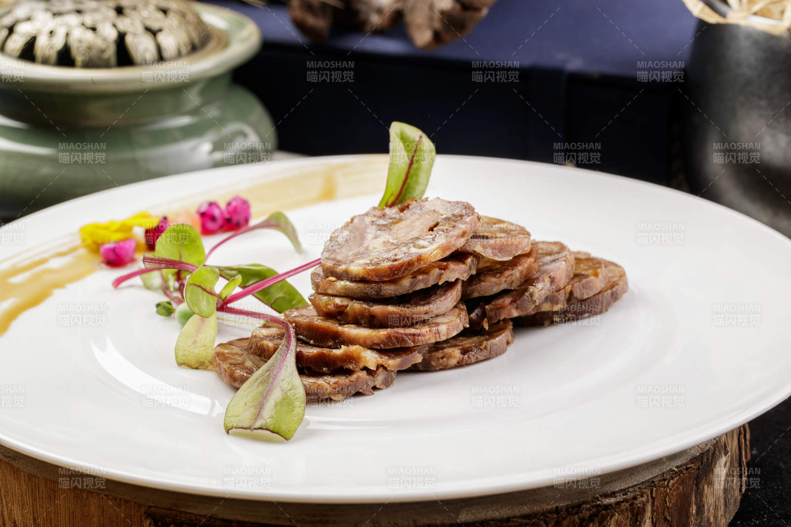 白色瓷盤裝的五香牛腱切片