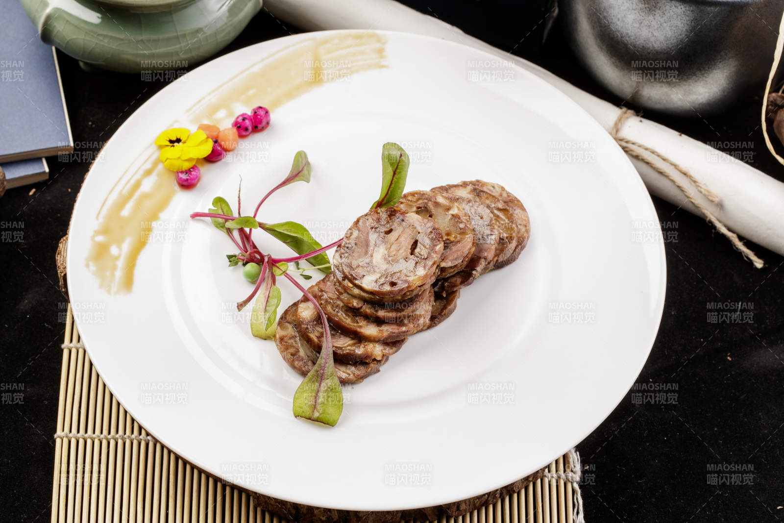 白色瓷盤裝的五香牛腱切片