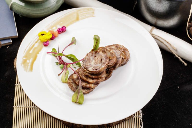 白色瓷盤裝的五香牛腱切片