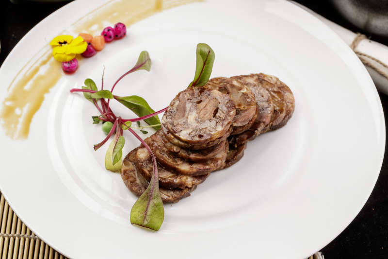 白色瓷盤裝的五香牛腱切片