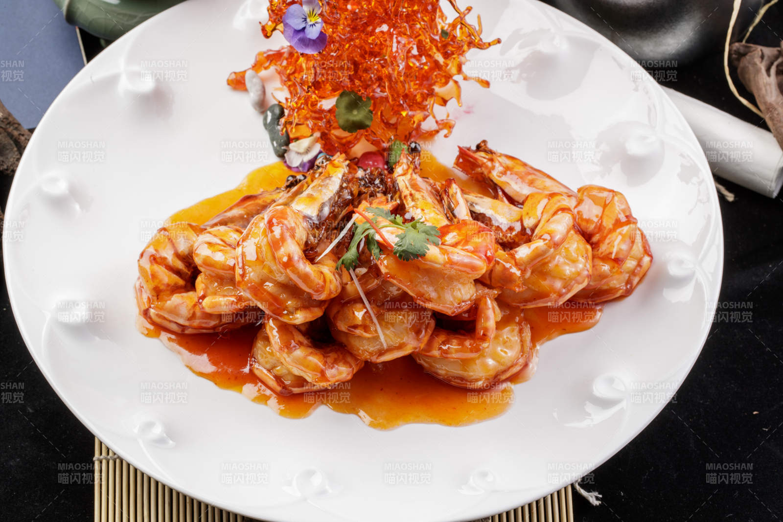 白色圆盘装的花开富贵虾摆放在寿司帘上