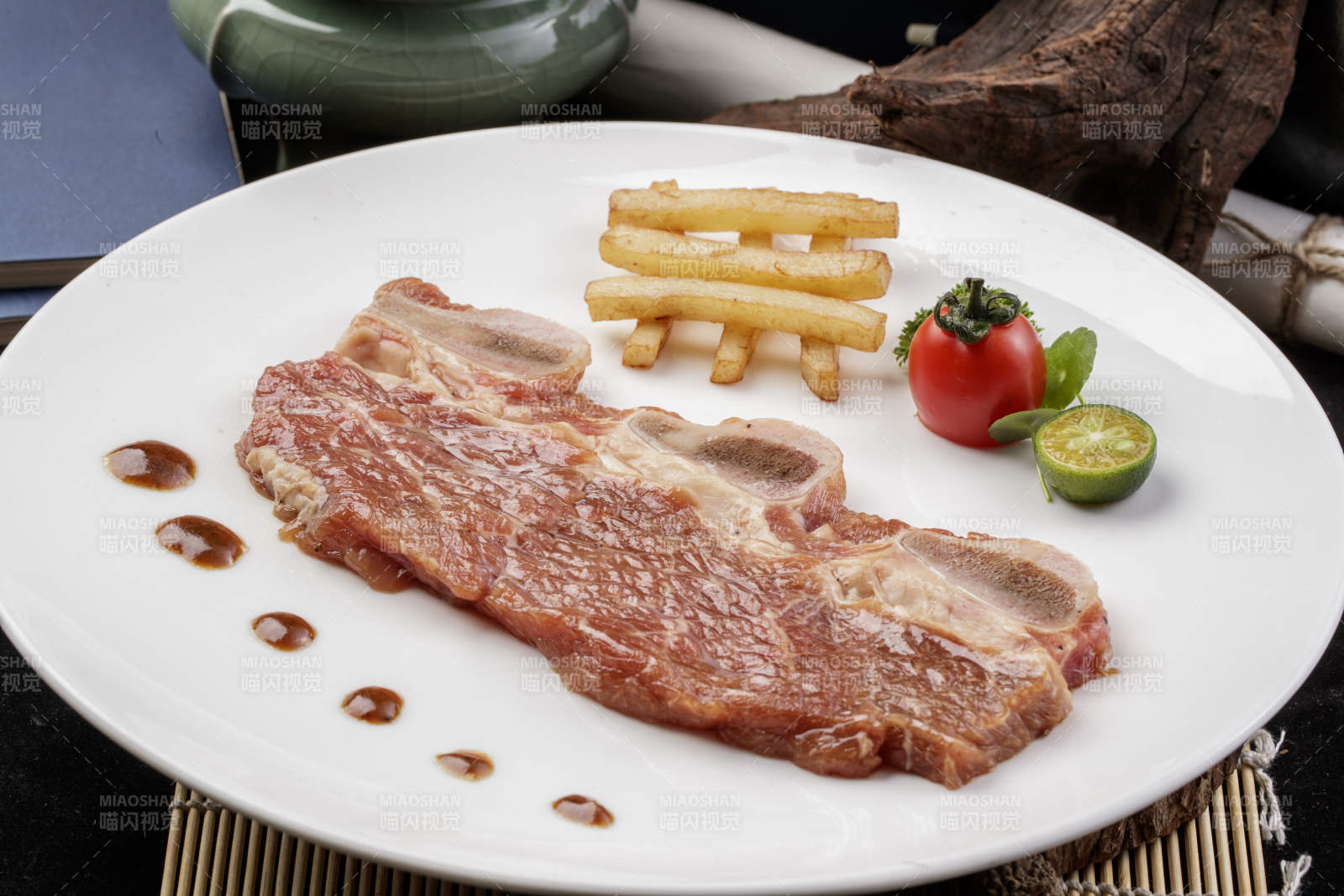 香煎牛仔骨生鲜牛仔骨摆放在寿司帘上