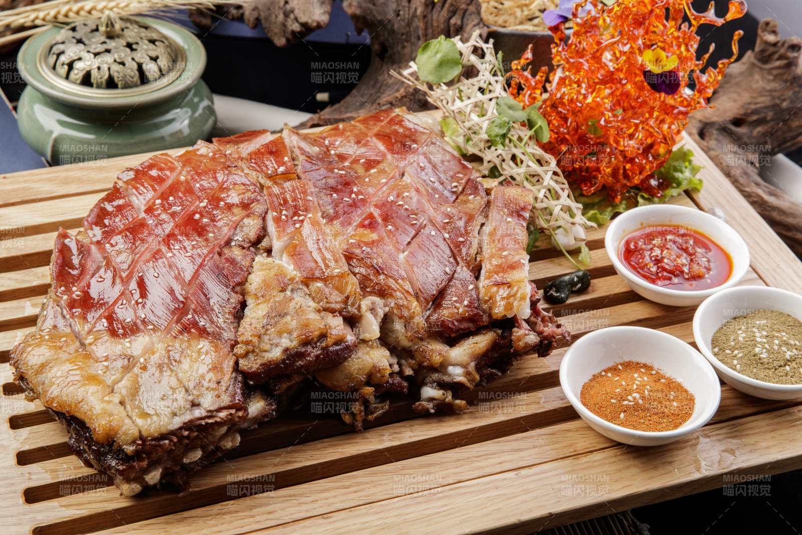 木質(zhì)托盤裝的蒙餐碳烤羊背