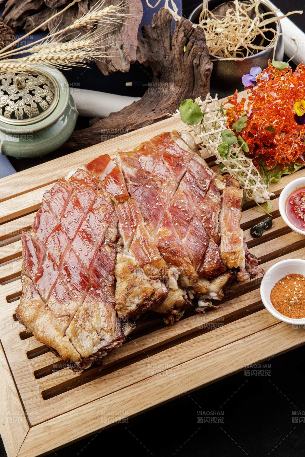 木質托盤裝的蒙餐碳烤羊背