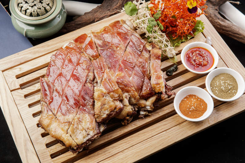 木质托盘装的蒙餐碳烤羊背